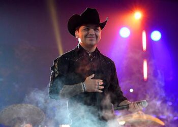 El mexicano Christian Nodal no pudo actuar en la sede de gobierno. Foto: AFP.