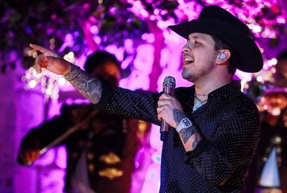 Christian Nodal en una de sus últimas presentaciones. Foto: AFP.