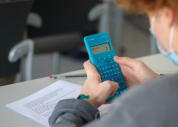 Un alumno de la Facultad de Ciencias económicas de la Universidad CEU, San Pablo, utiliza su calculadora durante un examen. Foto: Archivo Europa Press.