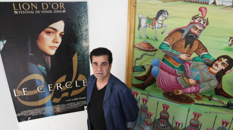El director de cine iraní Jafar Panahi, junto a un cartel de su película 'El círculo'. Foto: AFP.