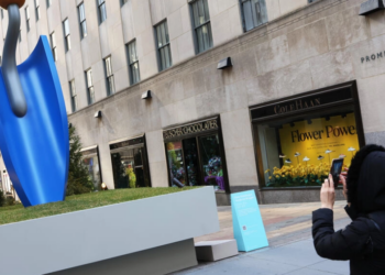 La escultura 'Plantoir, Blue' de Claes Oldenburg en el Rockefeller Center de Nueva York. Foto: AFP.