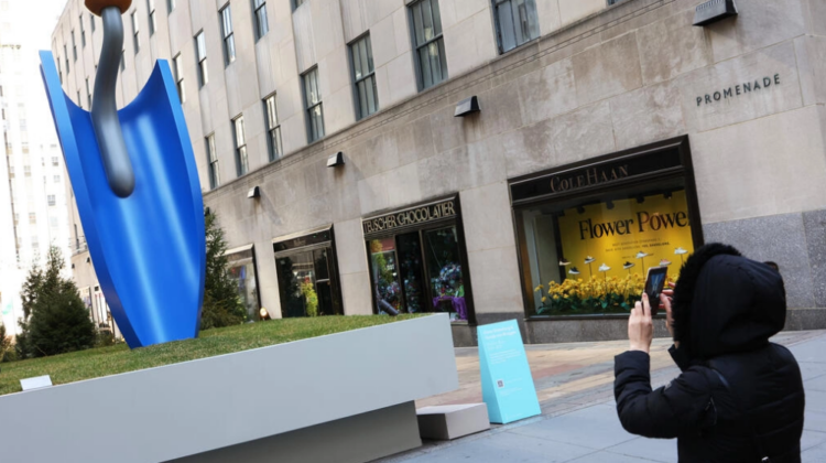 La escultura 'Plantoir, Blue' de Claes Oldenburg en el Rockefeller Center de Nueva York. Foto: AFP.