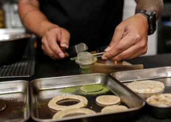 El chef colombiano Rodrigo Pazos prepara un plato con harina de coca en un restaurante de Bogotá. Foto: AFP.