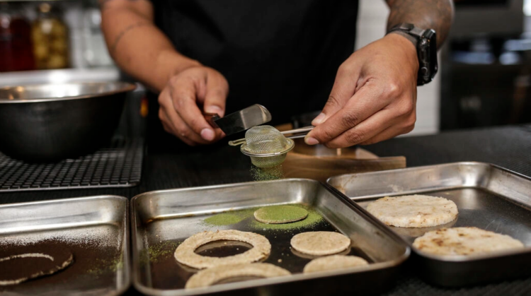 El chef colombiano Rodrigo Pazos prepara un plato con harina de coca en un restaurante de Bogotá. Foto: AFP.