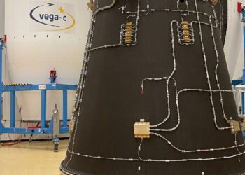 El interior de la instrumentación del cohete espacial Vega-C (derecha). Foto: AFP.