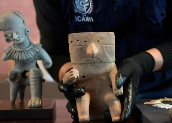 Un miembro del Instituto Colombiano de Antropología e Historia exhibe piezas precolombinas en Bogotá, el 26 de septiembre de 2022. Foto: AFP.