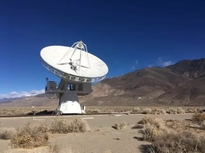 Plato de radio "Leighton" de 10,4 metros de COMAP en el Owens Valley Radio Observatory. Foto: Europa Press.
