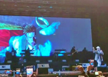 Una imagen del momento de exhibición del video de expectativa. Foto: Facebook.