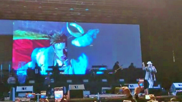 Una imagen del momento de exhibición del video de expectativa. Foto: Facebook.