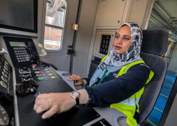 Hind Omar practica en una cabina de simulación de conducción de metro en la estación Adly Mansour en El Cairo. Foto: AFP.