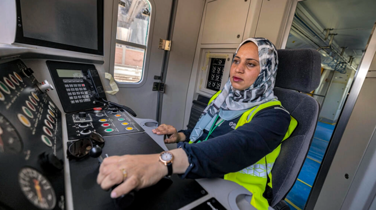 Hind Omar practica en una cabina de simulación de conducción de metro en la estación Adly Mansour en El Cairo. Foto: AFP.