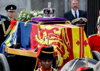La corona imperial británica, depositada sobre el féretro de la reina Isabel II durante su cortejo fúnebre desde el Palacio de Buckingham al de Westminster. Foto: AFP.