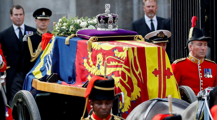 La corona imperial británica, depositada sobre el féretro de la reina Isabel II durante su cortejo fúnebre desde el Palacio de Buckingham al de Westminster. Foto: AFP.