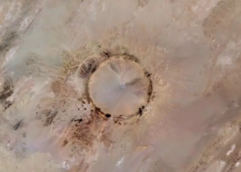 El cráter Tenoumer. Foto: ESA.
