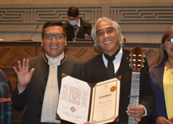 El artista Willy Claure (der) recibe un reconocimiento del presidente de la Cámara de Diputados, Freddy Mamani. Foto: Cámara de Diputados.