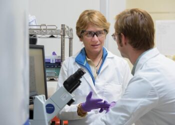Carolyn Bertozzi en sus laboratorios en la Universidad de Stanford, donde ha trabajado desde 2015. Foto: Universidad de Stanford.