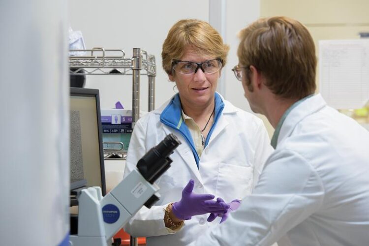 Carolyn Bertozzi en sus laboratorios en la Universidad de Stanford, donde ha trabajado desde 2015. Foto: Universidad de Stanford.
