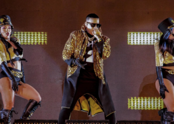 El rapero de Puerto Rico Daddy Yankee actúa durante su show 'La Ultima Vuelta World Tour' en el Estadio Nacional de Santiago el 27 de septiembre de 2022. Foto: AFP.