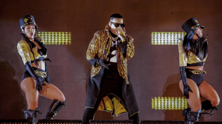 El rapero de Puerto Rico Daddy Yankee actúa durante su show 'La Ultima Vuelta World Tour' en el Estadio Nacional de Santiago el 27 de septiembre de 2022. Foto: AFP.