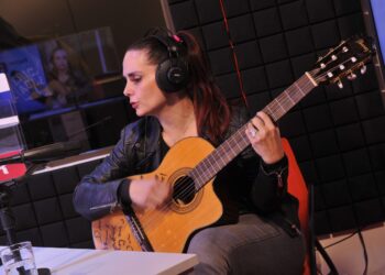 La cantante cruceña Daniela Meschwitz, en La Razón Radio. Foto: Oswaldo Aguirre.