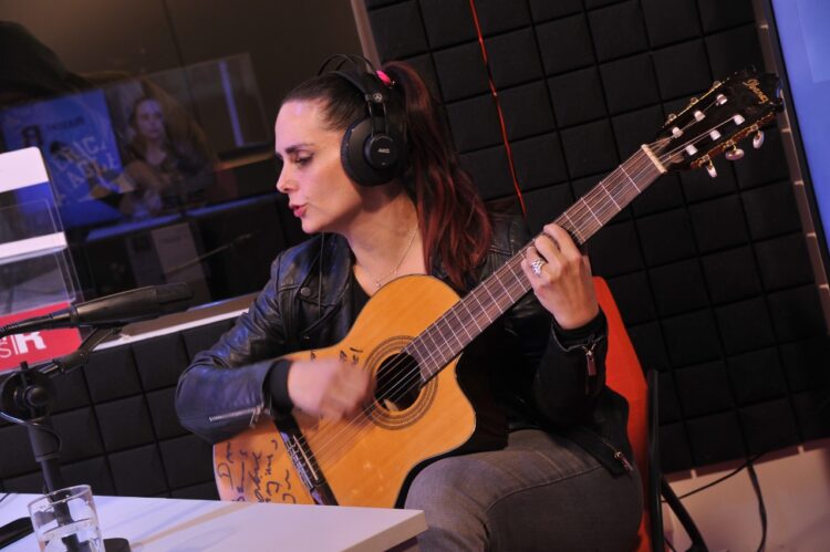 La cantante cruceña Daniela Meschwitz, en La Razón Radio. Foto: Oswaldo Aguirre.