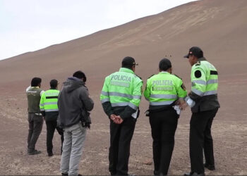 Policía peruana en el geoglifo de Paracas, investigando los hechos. Foto: infobae.com.
