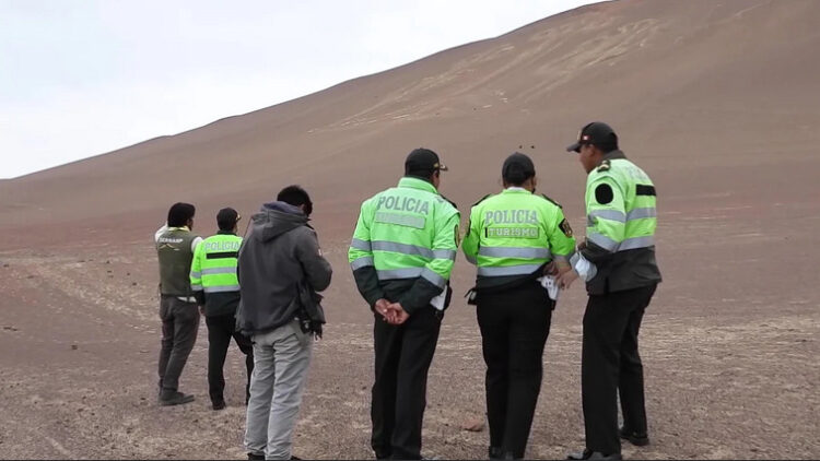 Policía peruana en el geoglifo de Paracas, investigando los hechos. Foto: infobae.com.