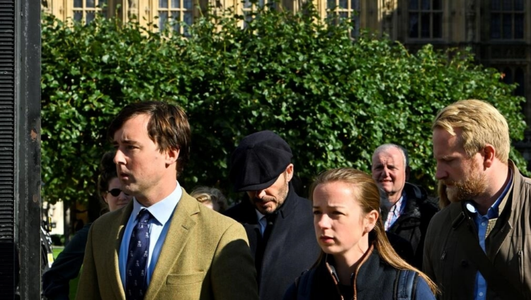 El exfutbolista inglés David Beckham, cubierto con una gorra el 16 de septiembre de 2022 a su salida de la capilla ardiente de la reina Isabel II en el Palacio de Westminster, en Londres. Foto: AFP.