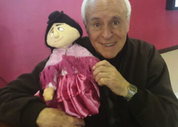 El artista David Santalla, junto a uno de sus personajes más queridos: la Imilla Salustiana: Foto: Facebook.