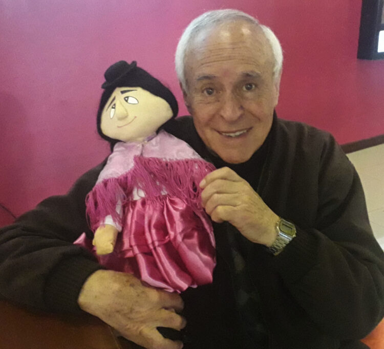 El artista David Santalla, junto a uno de sus personajes más queridos: la Imilla Salustiana: Foto: Facebook.
