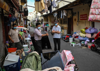 Vecinos de Laoximen, alistan sus cosas para trasladarse. Foto: AFP.