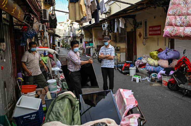 Vecinos de Laoximen, alistan sus cosas para trasladarse. Foto: AFP.