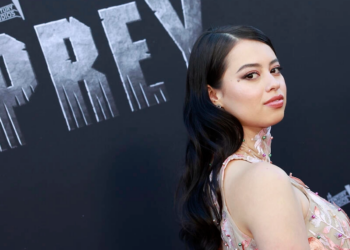 La actriz Amber Midthunder, quien interpreta a la heroína comanche de la película 'Depredador: la presa', en el estreno de la producción en Los Ángeles. Foto: AFP.