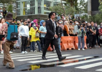 Desfile de moda en una avenida de Yakarta. Foto: AFP.
