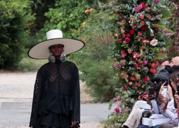 Desfile de modas de Juana Martín, en París. Foto: AFP.