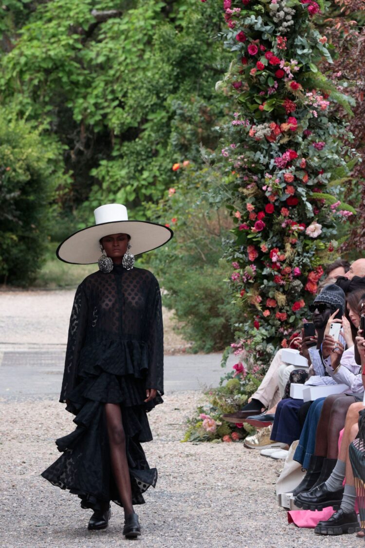 Desfile de modas de Juana Martín, en París. Foto: AFP.
