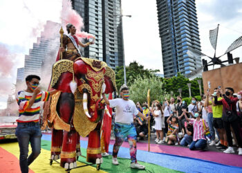 La comunidad LGBTQ en su primer desfile del Orgullo, en casi 16 años. Foto: AFP.