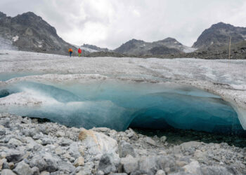 Las glaciólogas Andrea Fischer y Violeta Lauria, de la Academia Austriaca de Ciencias, caminan por el glaciar Jamtal (Jamtalferner) cerca de Galtuer, Tirol, Austria, Foto: AFP.