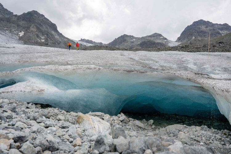 Las glaciólogas Andrea Fischer y Violeta Lauria, de la Academia Austriaca de Ciencias, caminan por el glaciar Jamtal (Jamtalferner) cerca de Galtuer, Tirol, Austria, Foto: AFP.