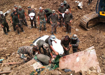 Un equipo de rescate colabora con las víctimas. Foto: AFP.