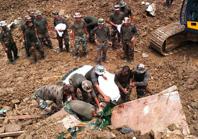 Un equipo de rescate colabora con las víctimas. Foto: AFP.