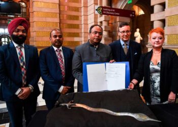 La espada ceremonial del siglo XIV devuelta a India. Foto: AFP.