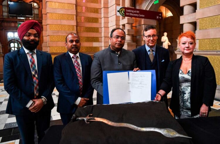 La espada ceremonial del siglo XIV devuelta a India. Foto: AFP.