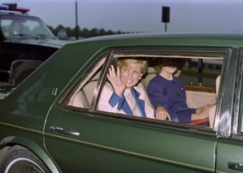 En esta foto de archivo tomada el 5 de octubre de 1990, la princesa Diana de Gran Bretaña llega a visitar a la primera dama Barbara Bush (no se ve) en la Casa Blanca. Foto: AFP.