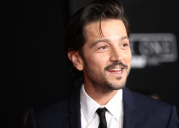 Diego Luna, fotografiado en 2016 en el estreno de 'Rogue One: una historia de Star Wars', protagoniza 'Andor', una serie que es precuela de esa película. Foto: AFP.