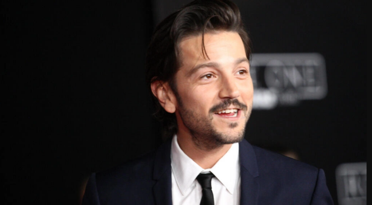 Diego Luna, fotografiado en 2016 en el estreno de 'Rogue One: una historia de Star Wars', protagoniza 'Andor', una serie que es precuela de esa película. Foto: AFP.
