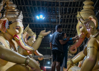 Unos artistas trabajan en una estatua de Ganesh, el dios hindú con cabeza de elefante, en un taller en Bombay. Foto: AFP.