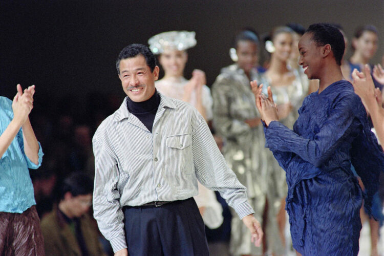 El diseñador de moda japonés Issey Miyake. Foto: AFP.