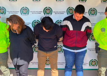 Fotografía proporcionada por la policía colombiana el 8 de julio de 2022 en la que la diseñadora Nancy González (2I) aparece junto a dos de sus empleados. Foto: AFP.