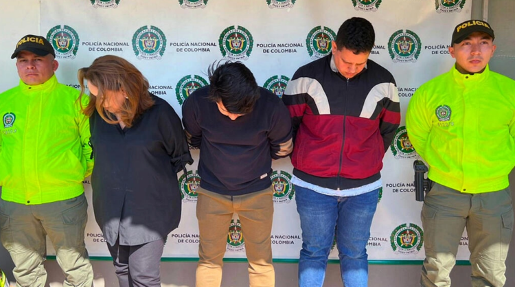 Fotografía proporcionada por la policía colombiana el 8 de julio de 2022 en la que la diseñadora Nancy González (2I) aparece junto a dos de sus empleados. Foto: AFP.